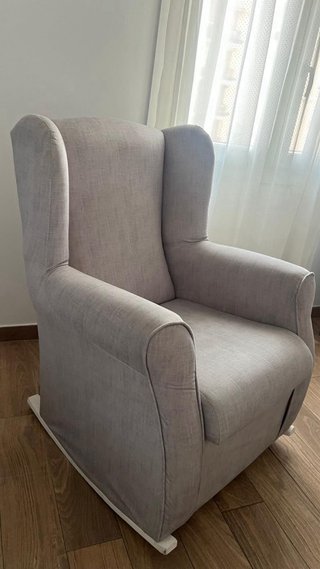 Sillón de lactancia gris mecedora