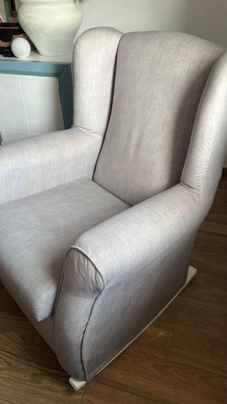 Sillón de lactancia gris mecedora