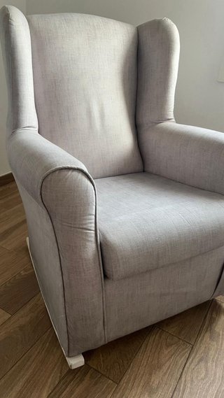 Sillón de lactancia gris mecedora
