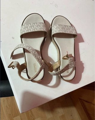 Sandalias Michael Kors Beige y Blancas