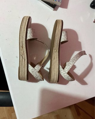 Sandalias Michael Kors Beige y Blancas