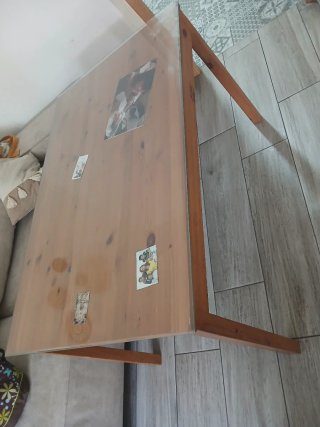 Mesa de comedor de madera y cristal