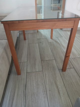 Mesa de comedor de madera y cristal