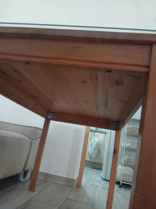 Mesa de comedor de madera y cristal