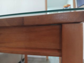 Mesa de comedor de madera y cristal