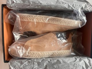 Alpargatas de ante beige con triple costura