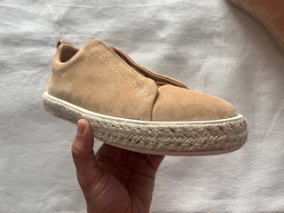Alpargatas de ante beige con triple costura