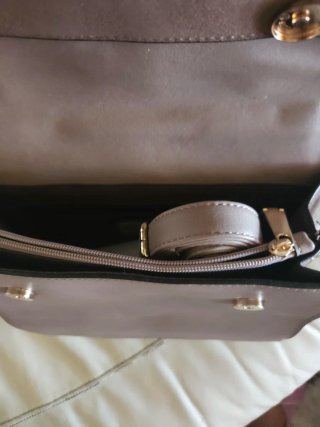 Bolso de mano gris con adornos