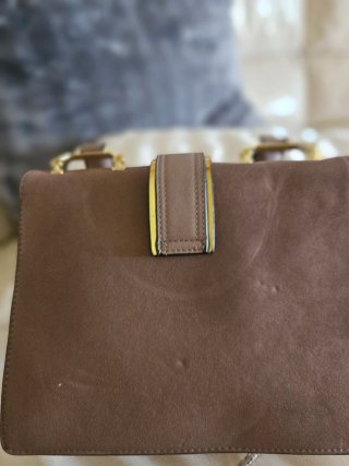 Bolso de mano gris con adornos