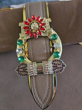 Bolso de mano gris con adornos