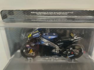 Maqueta Moto Yamaha YZR-M1 Rossi 1:18