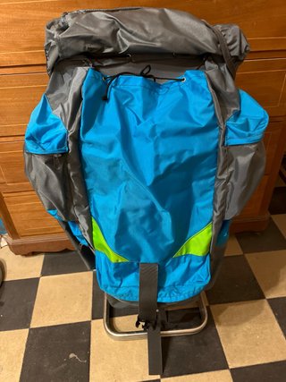 Mochila con estructura metálica