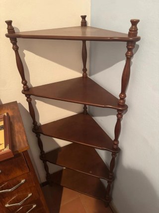 Estantería de esquina antigua de madera