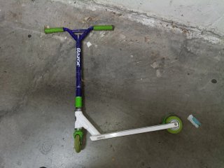 Patín infantil Razor azul y verde