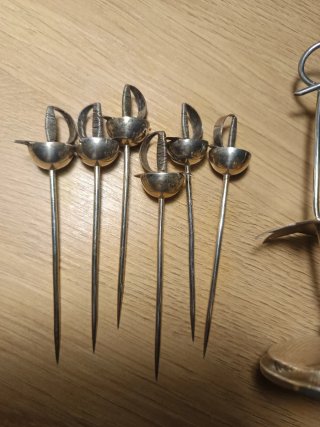Juego de espadas decorativas