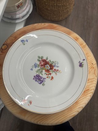 Plato de porcelana con flores