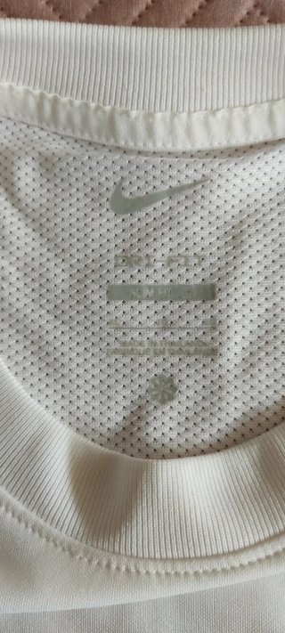 Camiseta deportiva Nike blanca y negra