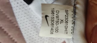 Camiseta deportiva Nike blanca y negra