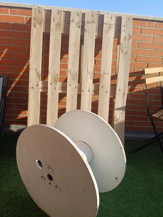 Palets de madera y mesa bobina