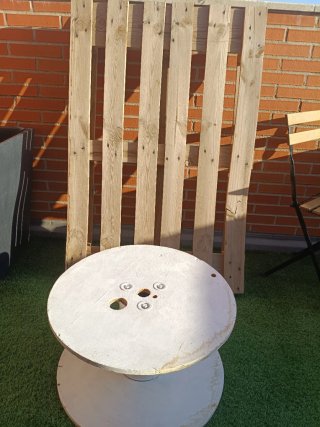 Palets de madera y mesa bobina