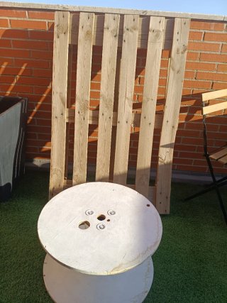 Palets de madera y mesa bobina