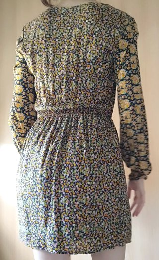Vestido floral azul con elástico en cintura