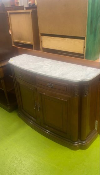 Mueble de madera con tapa de mármol