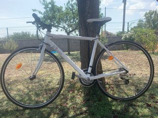 Bicicleta Btwin de carretera blanca
