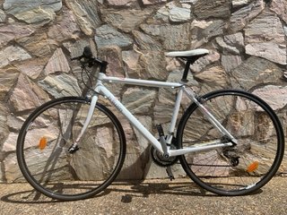 Bicicleta Btwin de carretera blanca