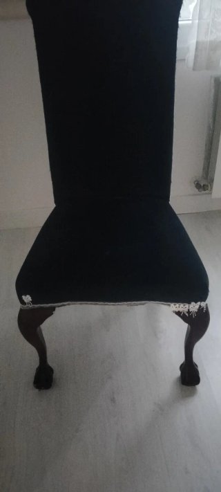 Silla antigua de tela y madera