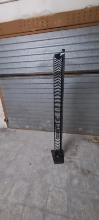 Colonna porta CD in metallo e plastica