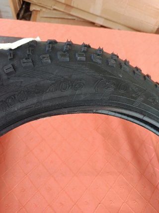 Cubierta CST BFT 20x4.0 para bici eléctrica