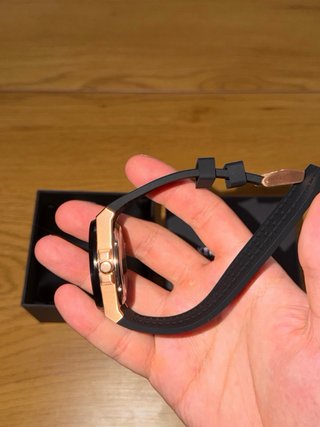 Reloj Kenneth Cole “Eskeleton” Negro y Dorado