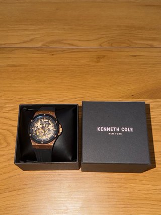 Reloj Kenneth Cole “Eskeleton” Negro y Dorado