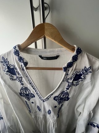 Camisa Zara bordada azul y blanca Talla XS