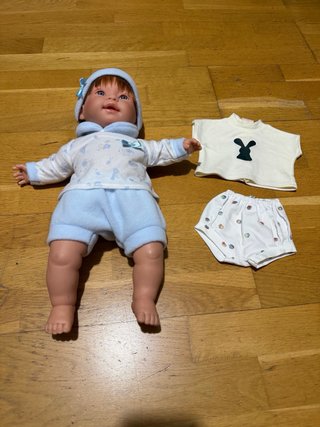 Bebé Reborn con 2 conjuntos de ropa