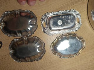 Bandejas metálicas plateadas