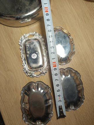 Bandejas metálicas plateadas