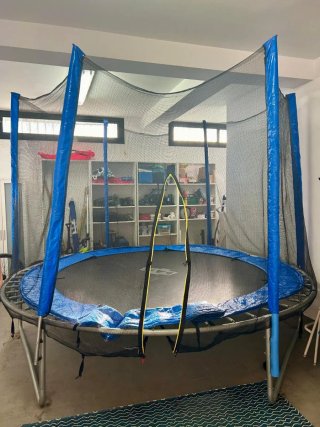 Cama elástica con red de seguridad de gran tamaño,