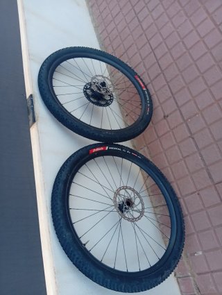 Ruedas Lefty Ocho Carbono a la carta.