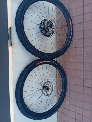Ruedas Lefty Ocho Carbono a la carta.
