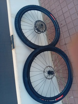 Ruedas Lefty Ocho Carbono a la carta.