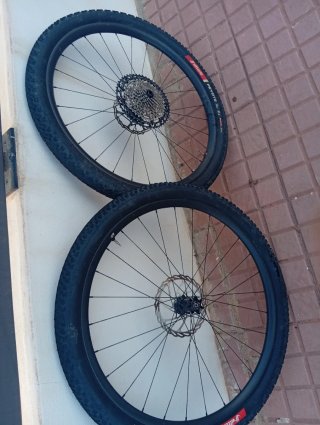 Ruedas Lefty Ocho Carbono a la carta.