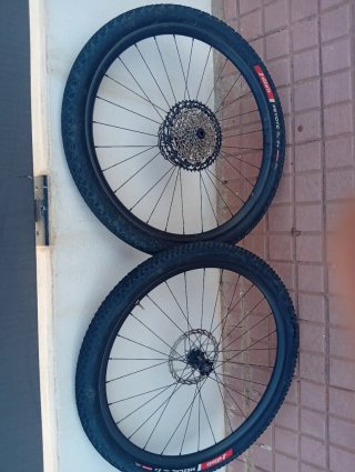 Ruedas Lefty Ocho Carbono a la carta.