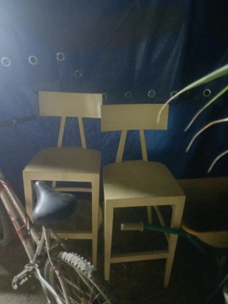 Taburete de madera beige