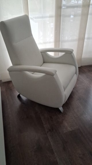 Butaca reclinable en piel blanca recién tapizada