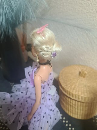 Barbie con vestido morado y lunares