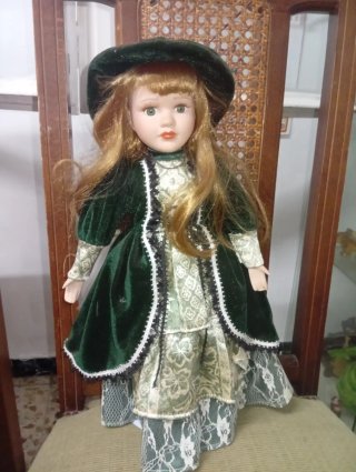 Muñeca porcelana vintage, vestido terciopelo