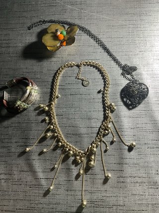 Lote collares, pulsera y broche