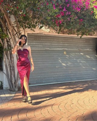 Vestido largo burdeos satinado palabra de honor
